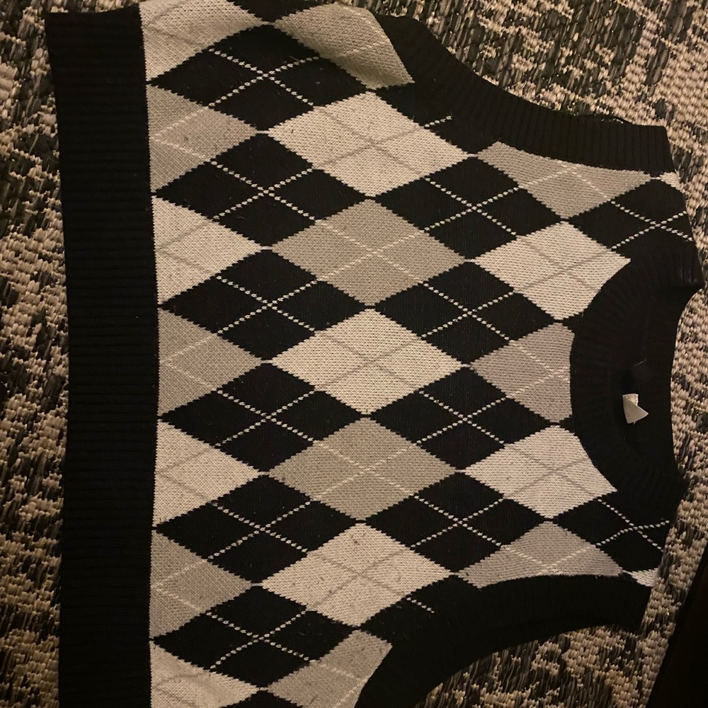 Black grey argyle sweater vest cropped